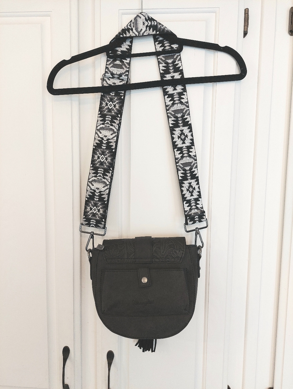 Wrangler Western Embossed Saddle Crossbody Bag - Picture 3 of 13